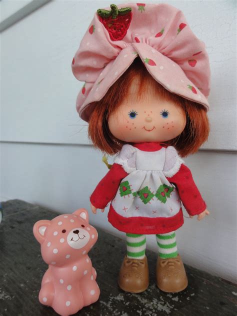Artist Muriel Fahrion originally illustrated Strawberry Shortcase for American Greetings cards. . Original strawberry shortcake dolls